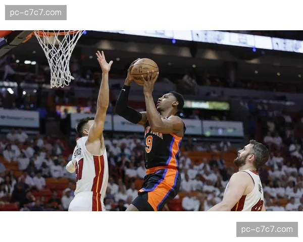 特写：热火对阵尼克斯第四节，阿德巴约连续三次成功换防至外线，封盖布伦森急停跳投。