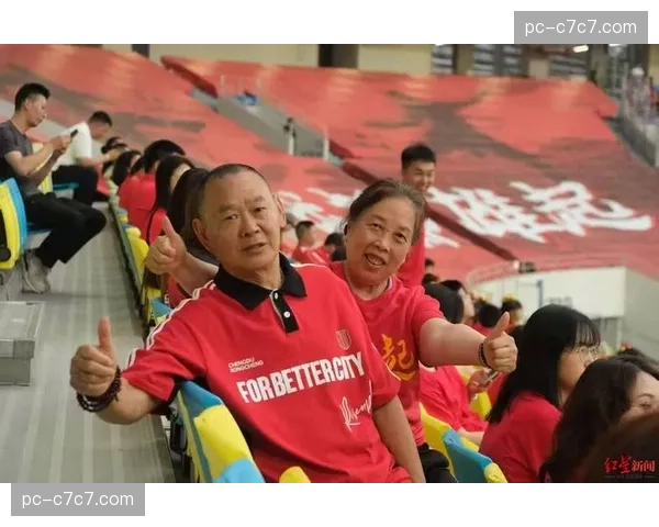 父子传承：看台上的老球迷与场内的儿子